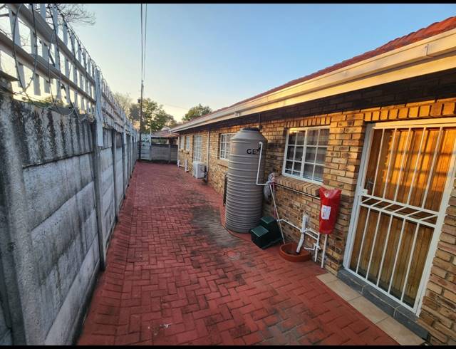 3 BEDROOM TOWNHOUSE FOR SALE IN PROTEA PARK